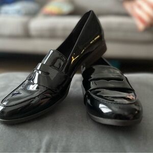 DR. SCHOOL’S Woman’s shoes. SIZE 7.5 (FITS SIZE 8 too). BRAND NEW NEVER WORN
